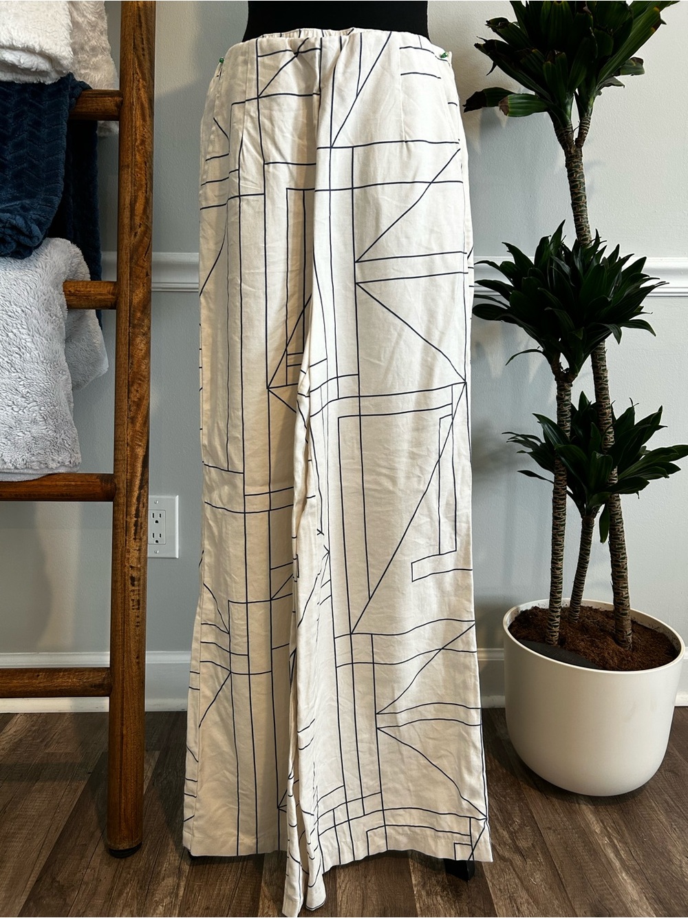 Wide-Leg Geometric Print Trousers in White and Black by Miou Muse Size Small